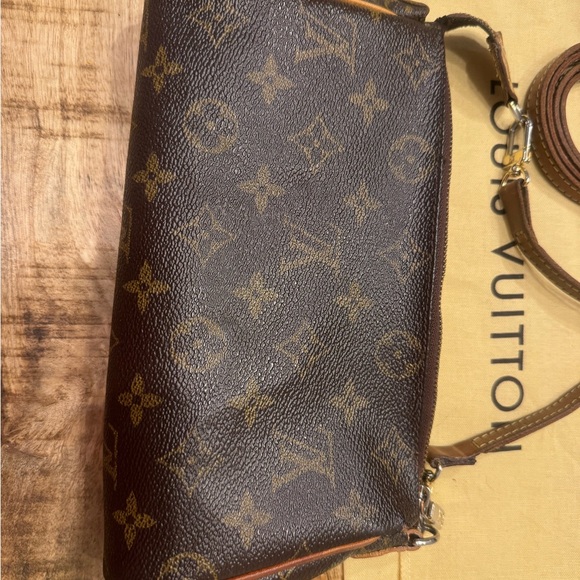 Louis Vuitton Eva Crossbody LV shopping bag and receipt provided. Leather strap - Picture 6 of 10
